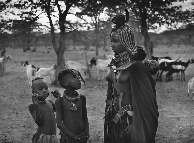 Himba group in Omuramba, near the Zebra Mountains in Kaokoland, Namibia
2005
gelatin silver print