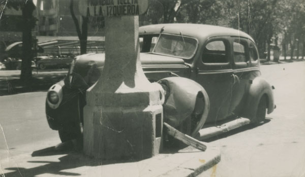 Automóvil chocado, 1948
vintage silver gelatin print, 3.3 x 5.4 inches (8.3 13.7 cm)