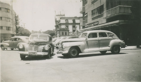 Dos automóviles accidentados, 1948
vintage silver gelatin print, 2.6 x 4.4 inches (6.7 x 11.2 cm)