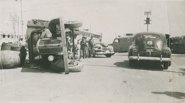 Camión de redila volteado, 1950
vintage silver gelatin print, 2.6 x 4.6 inches (6.7 x 11.7 cm)