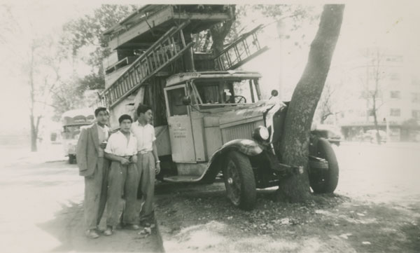 Camioneta impactada contra un árbol, 1951
vintage silver gelatin print, 2.7 x 4.4 inches (6.9 x 11.3 cm)