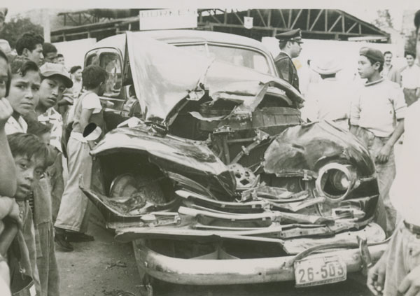 Automóvil destrozado, 1957
vintage silver gelatin print, 3.4 x 4.8 inches (8.7 x 12.2 cm)