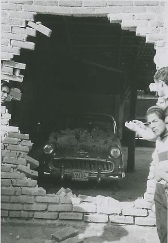 Accidente, 1962
vintage silver gelatin print, 4.5 x 3.3 inches (11.6 x 8.3 cm)