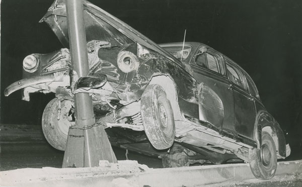 Iba de prisa, 24 de Abril de 1962, 1962
vintage silver gelatin print, 6.8 x 10.7 inches (17 x 27.3 cm)