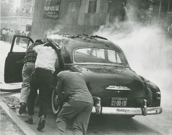 Empujando un automóvil, 1963
vintage silver gelatin print, 8.1 x 10.2 inches (20.5 x 26 cm)