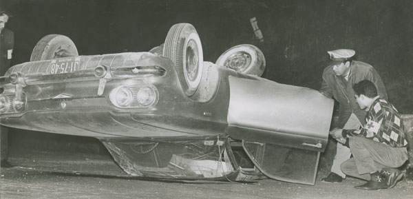 Automóvil volcado, 1965
vintage silver gelatin print, 5.5 x 11.1 inches (14 x 28.3 cm)