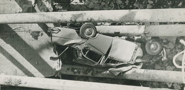 Automóvil accidentado, 1965
vintage silver gelatin print, 5 x 10.1 inches (12.7 x 25.7 cm)