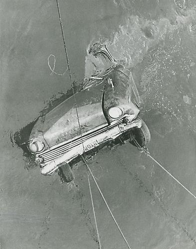 Rescate de un automóvil accidentado, 1966
vintage silver gelatin print, 10.2 x 8.1 inches (26 x 20.5 cm)