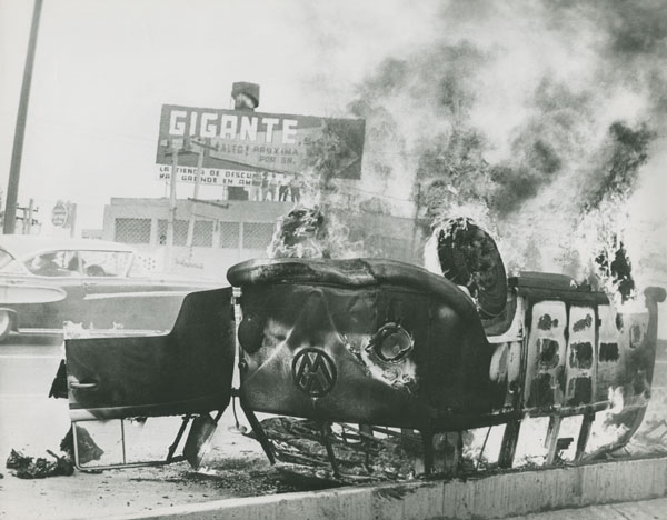 Combi en llamas, 1968
vintage silver gelatin print, 8.1 x 10.2 inches (20.5 x 26 cm)