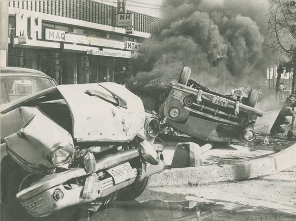 Accidente de automóvil en llamas, 1971
vintage silver gelatin print, 10.2 x 14 inches (16 x 35.6 cm)