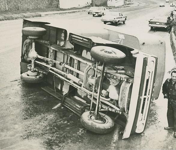 Camión volteado, 1971
vintage silver gelatin print, 4.6 x 5.4 inches (11.6 x 13.7 cm)