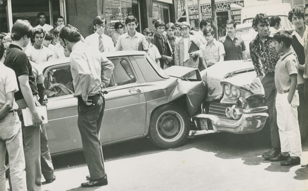 Choque en las callas de Sadi Carnot y Antonio Caso, 1971
vintage silver gelatin print, 5 x 8 inches (12.8 x 20.4 cm)