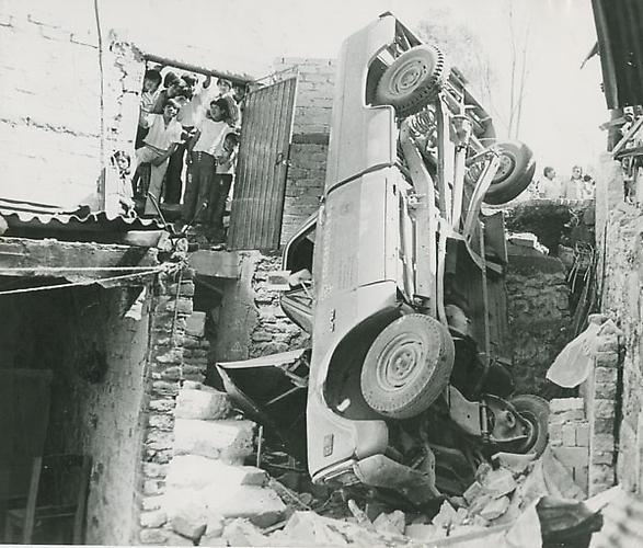 Pick-Up accidentada, 1971
vintage silver gelatin print, 8 x 9.4 inches (20.4 x 24 cm)