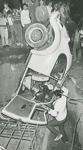 Accidente automovilistico, 1974
vintage silver gelatin print, 8 x 4.6 inches (20.3 x 11.5 cm)