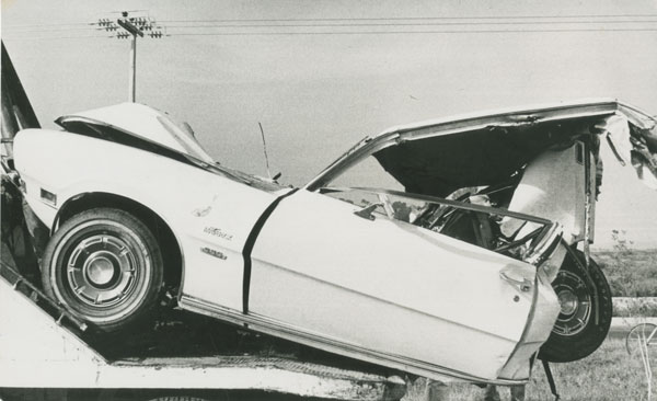 Automóvil maverick accidentado 1974
vintage silver gelatin print, 5 x 8 inches (12.7 x 20.3 cm)