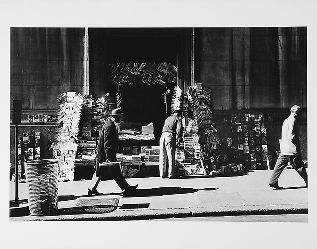 Newsstand, people 
mid 1950s
Gelatin Silver Print