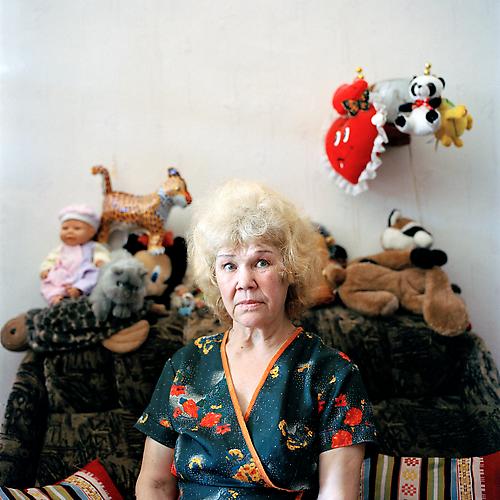 OLGA CHAGAOUTDINOVA | NEIGHBOUR | C-PRINT | 61 x 61 CENTIMETERS | 2006