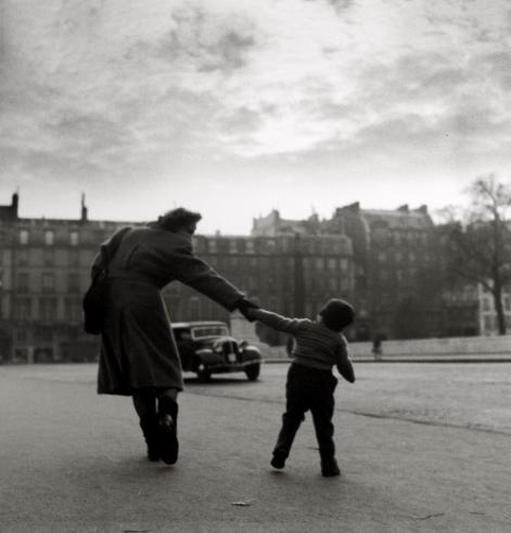 Mother Pulling Child by the Louvre
1951
gelatin silver print