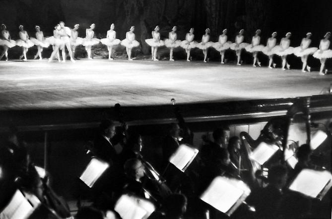 Swan Lake, Bolshoi Theatre, Moscow
1954
gelatin silver print