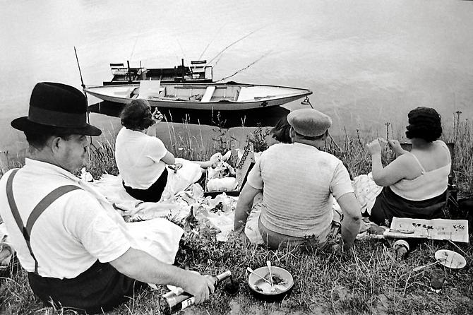 On the Banks of the Marne
1938
gelatin silver print