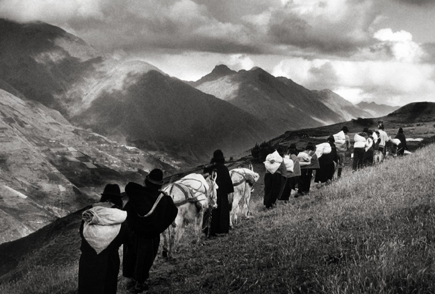 Women carrying their goods to the market of Chimbote, Ecuador
1998
gelatin silver print