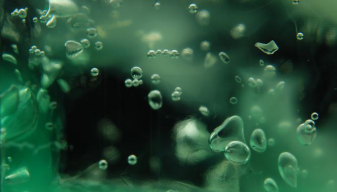 [H2O(l) ® H2O(g)], (C6H9NO)n, C3H8O2, C28H20N2Na2O8S2, 2010.
Video on loop (still), displayed on 26.5 x 40.5 x 4.5 inch screen.