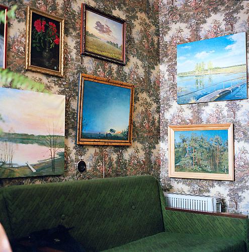 OLGA CHAGAOUTDINOVA | PAINTINGS IN THE WALLS | C-PRINT | 61 x 61 CENTIMETERS | 2006