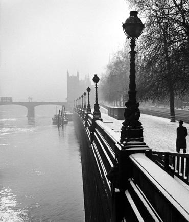 Embankment, London [bridge]
1947
gelatin silver print