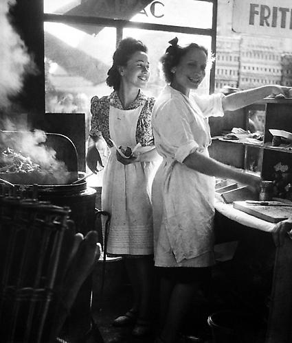 Rue Rambuteau, Paris
1946
gelatin silver print
