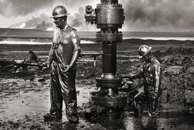 Removing a well head, Oil Wells, Kuwait
1991
Gelatin silver print