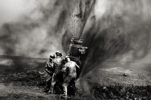 Capping a well head, Greater Burhan Oil Field, Kuwait
1991
Gelatin silver print