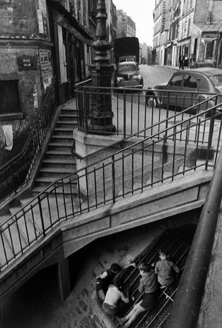 Kinder in Belleville, Paris
1959
gelatin silver print