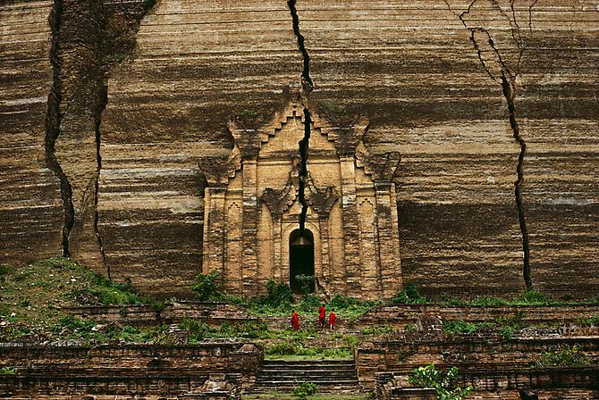 Mingun Pagoda, Mandalay, Burma
1994
C-type print on Fuji Crystal Archive paper