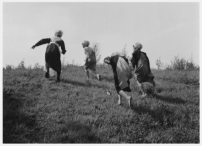 Amish Girls Running, Lancaster, Pennsylvania
1963
platinum/palladium print