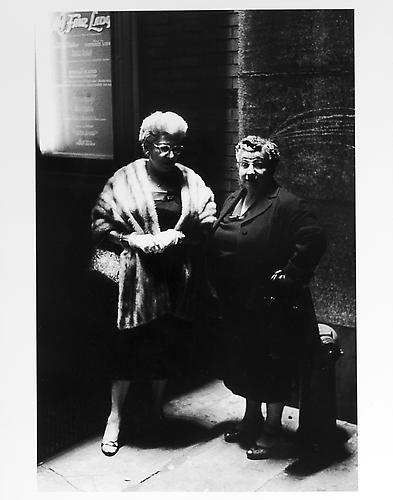 Tow women 
mid 1950s
Gelatin Silver Print