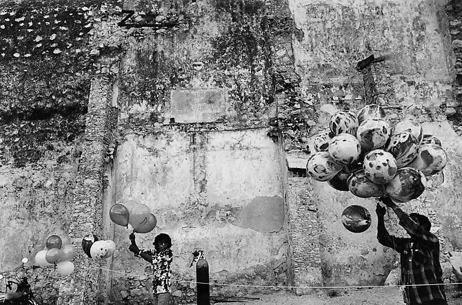 Balloon sellers, Carnival, Merida 
1977
gelatin silver print
