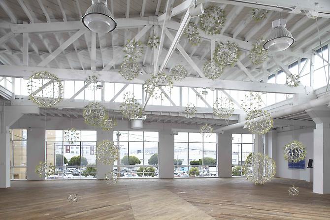 Dandelions
Stainless steel and air plants
240 x 240 in / 610 x 610 cm