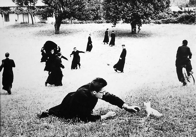 Io non ho mani che mi accarezzino il viso, I pretini
1961-1963
gelatin silver print