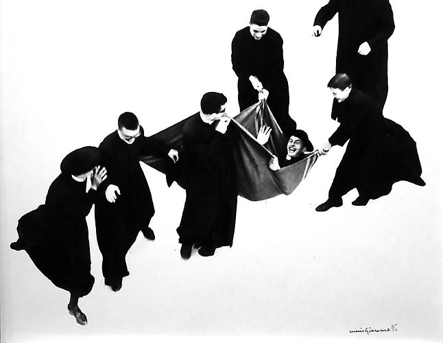 Io non ho mani che mi accarezzino il volto [Priest being carried]
1961-63
gelatin silver print