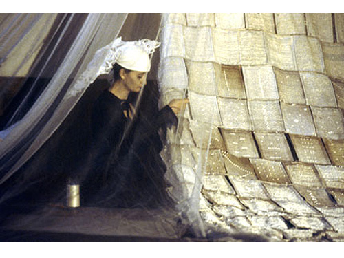 The Perfect Wife Cascada , 2002, installation view during performance at Old University of Salamanca, May 2002