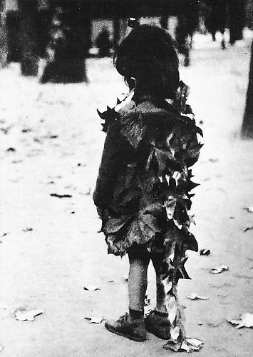 La petite fille aux feuilles mortes
1946
Gelatin silver print