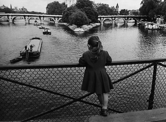Pont des Arts, Paris, France
1954
gelatin silver print
