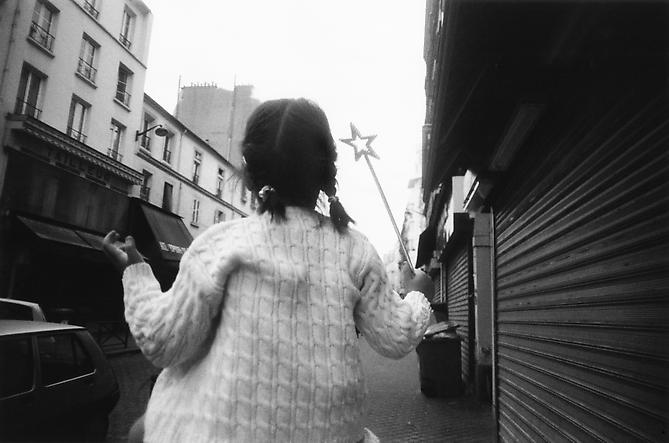 Wand girl, Paris
2004
gelatin silver print