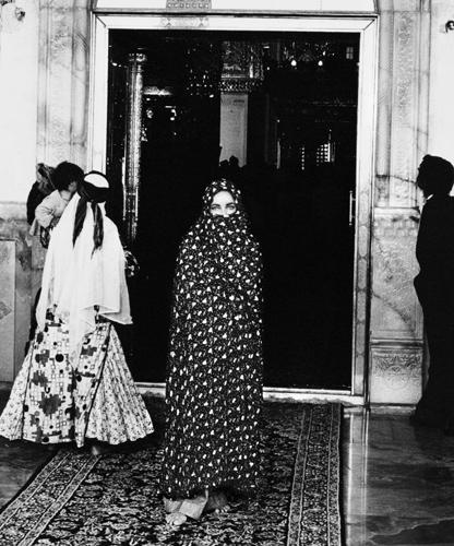 Elizabeth Taylor in Chador
Photograph
Series of 5, 3 AP's
30 x 36 in / 76.2 x 91.4 cm