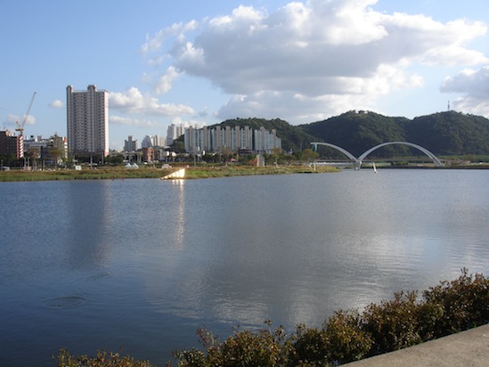 WEDGE | METALLIC TAPE AND WELDED STEEL RODS | 144 X 600 X 2 INCHES | 2009
COMMISSIONED BY TEAF09 | ULSAN CITY, SOUTH KOREA
