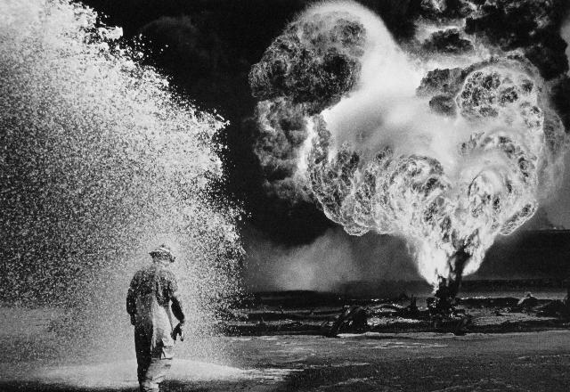 Fireball, Greater Burhan Oil Field, Kuwait
1991
gelatin silver print