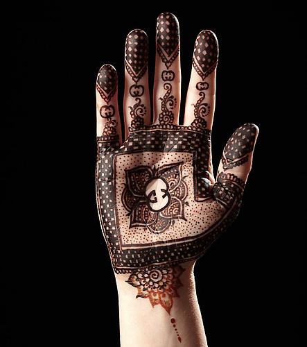 Gucci  -  Enquire 
From the  Luxury Henna  Series (2011)
Glossy C-Print
125 x 99 cm (Editions of 5)