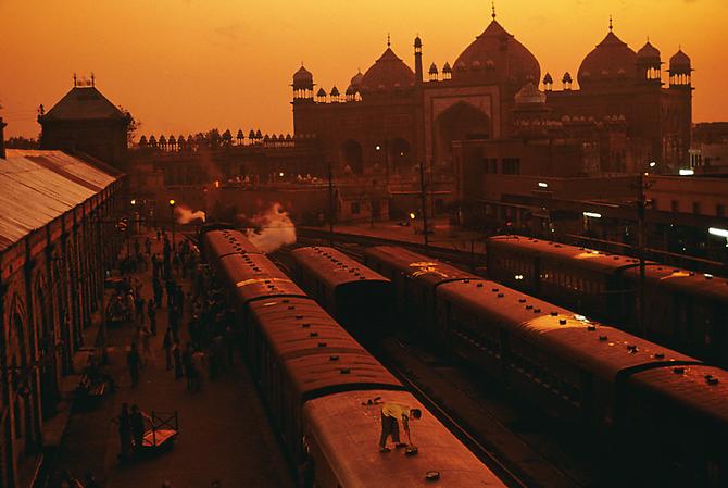 Train Station, Agra Uttar Pradesh, India
1983
C-type print on Fuji Crystal Archive paper