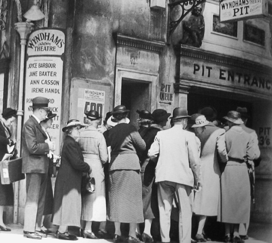 Matinée Queue, Wyndam's Theatre, London Charing Cross Road
circa 1936
gelatin silver print