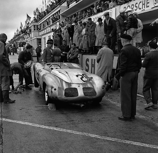 Porche Pit Stop, Le Mans 24 Hours, France
1958
gelatin silver print